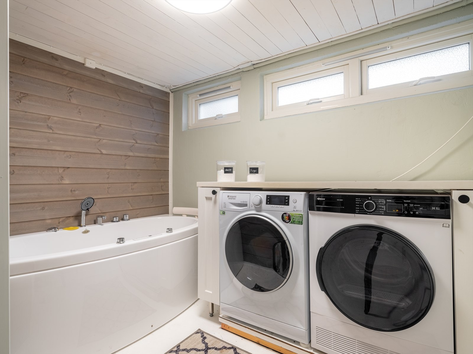 I kjelleretasjen er det i senere tid etablert et kombinert bad- og vaskerom, utstyrt med veggmontert toalett og håndvask, samt boblekar. Galleribilde