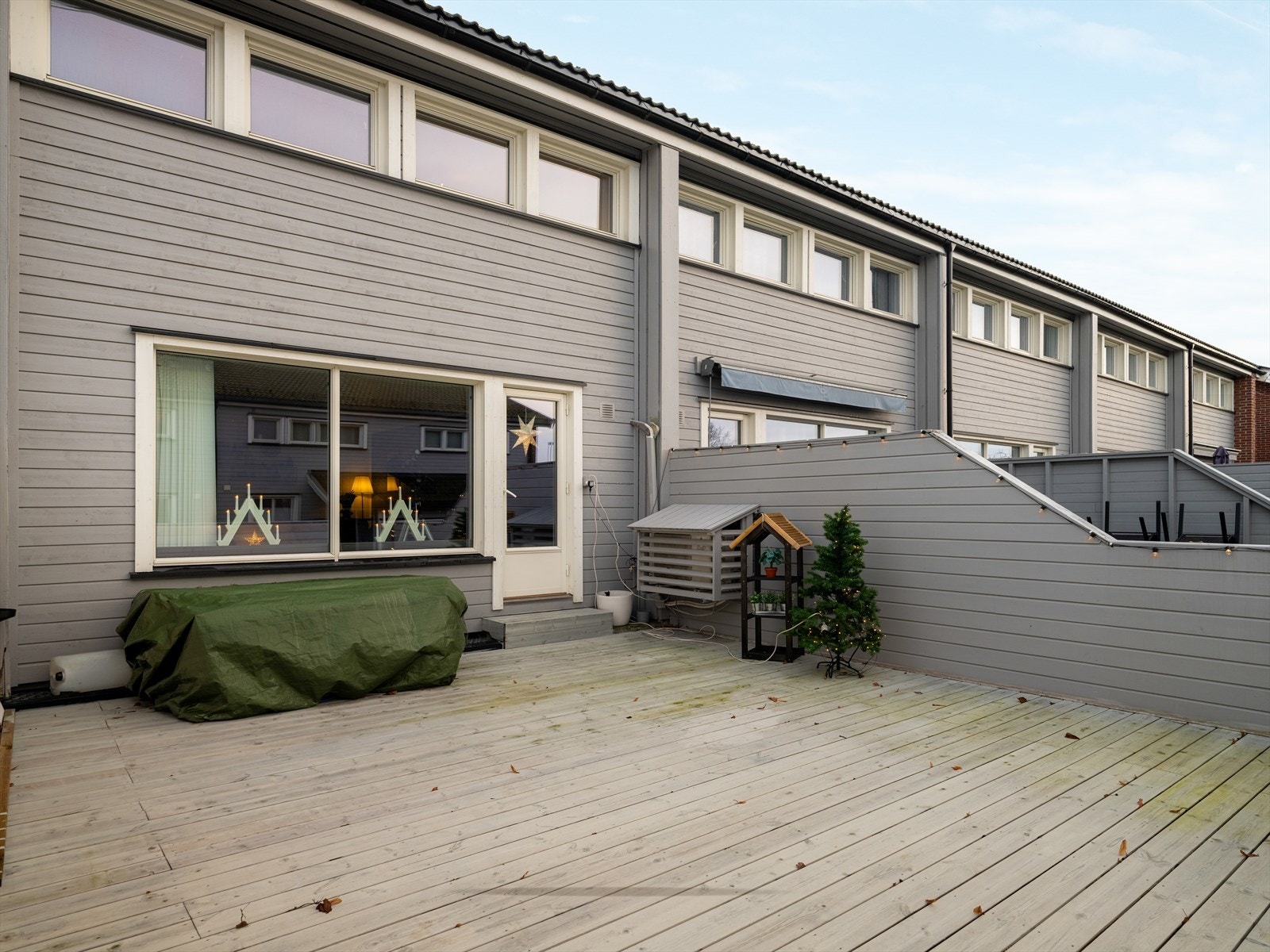 Terrassen ligger sydvestvendt til og er av god størrelse, med levegger og rekkverk mot tilstøtende terrasser og felles grøntareal. Galleribilde