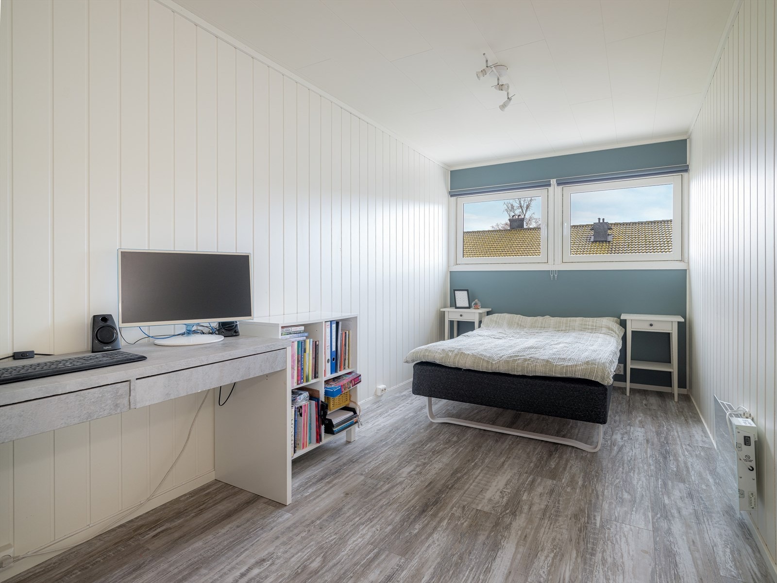 Overflater på soverommene består av laminat på gulv og takplater i tak. Panelplater og slette veggflater, malt opp i fine og tidsriktige fargetoner. Galleribilde