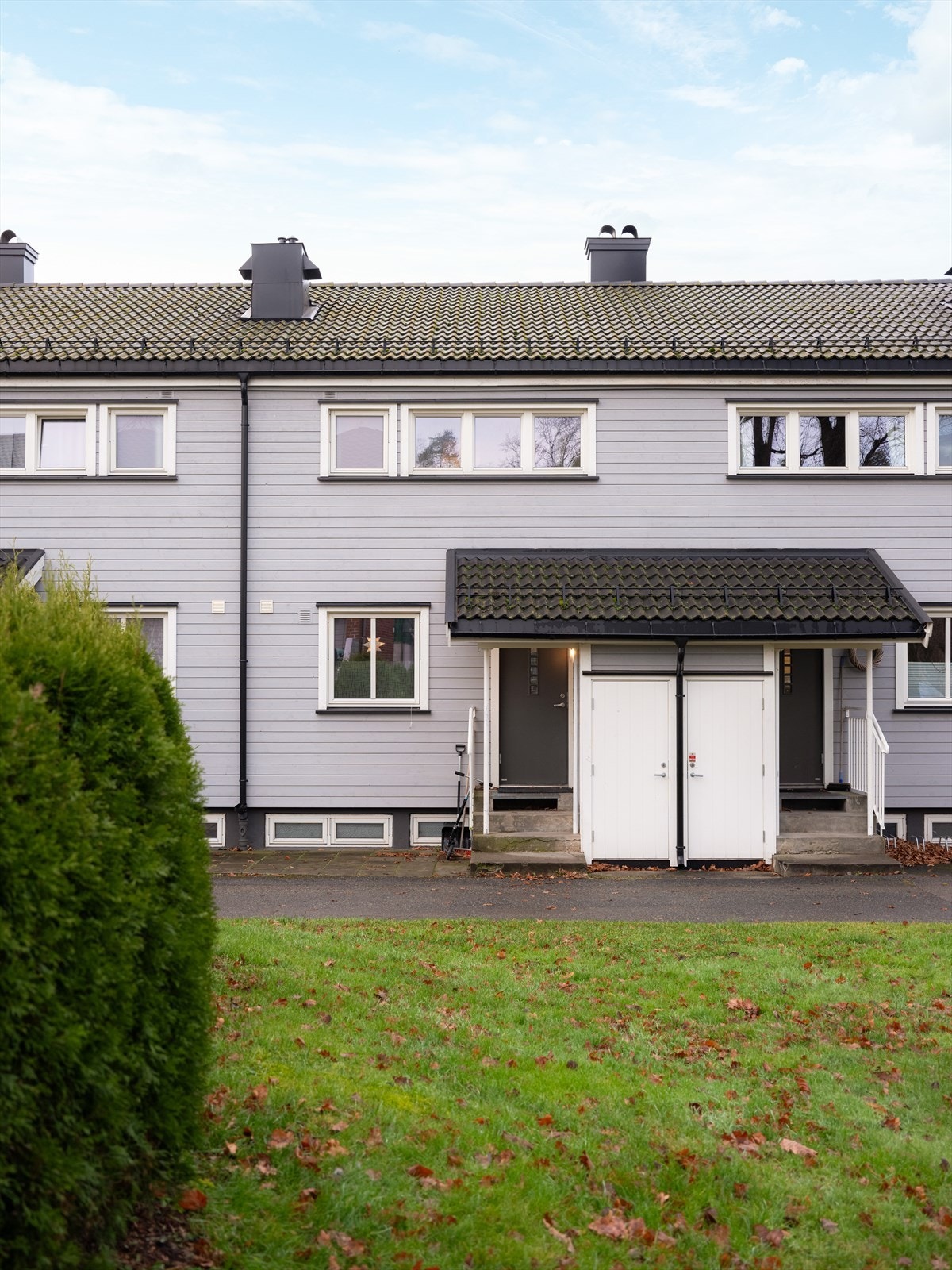 Boligen benytter også en del av borettslagets tomt til egen, hellelagt uteplass ved inngangspartiet. Her er det fin plass til mindre utemøblement. Galleribilde