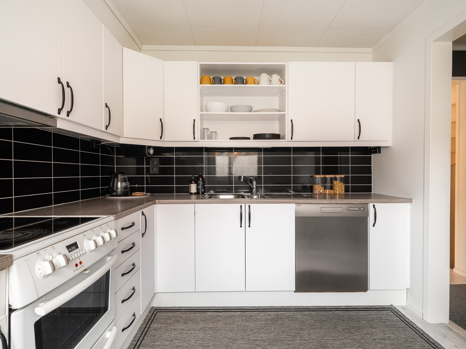 Kjøkkenet er utstyrt med opplegg for oppvaskmaskin og det er avsatt plass til frittstående kjøleskap og komfyr. Galleribilde