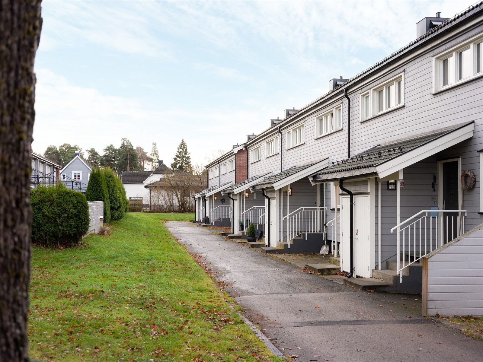 Borettslaget har asfalterte internveier ved inngangspartiene. Boligens inngangsparti er overbygget og har tilliggende nedgang til kjeller. Galleribilde