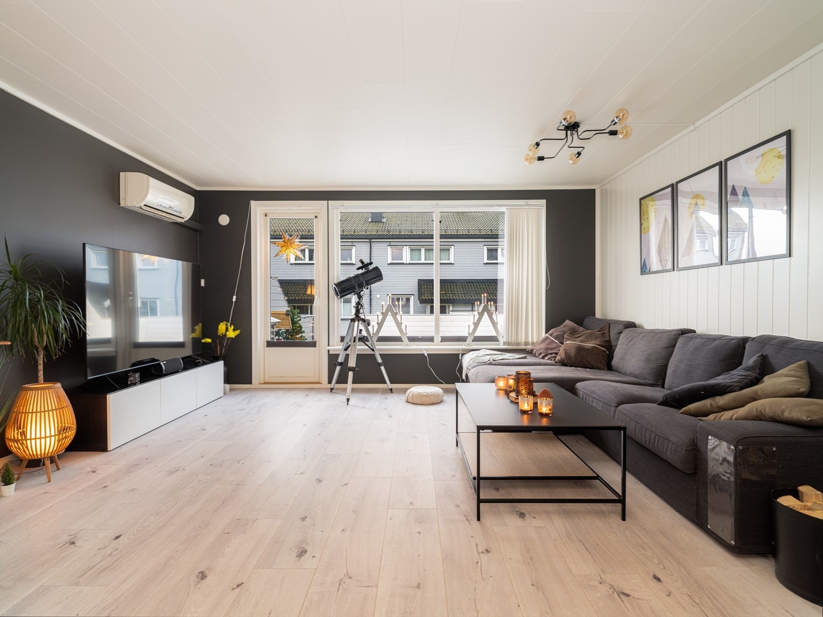 Innbydende stue av god størrelse, med pene overflater, store vindusflater og utgang til en stor terrasse mot sydvest. Galleribilde