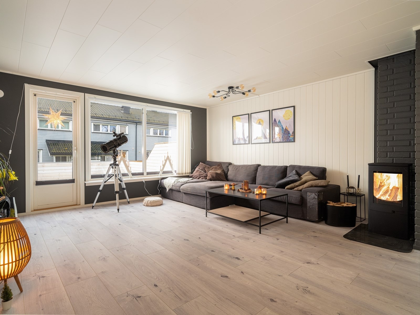 Vindusflatene tilfører stuen godt med naturlig lys og romløsningen skaper fine, definerte soner for møblering. Galleribilde