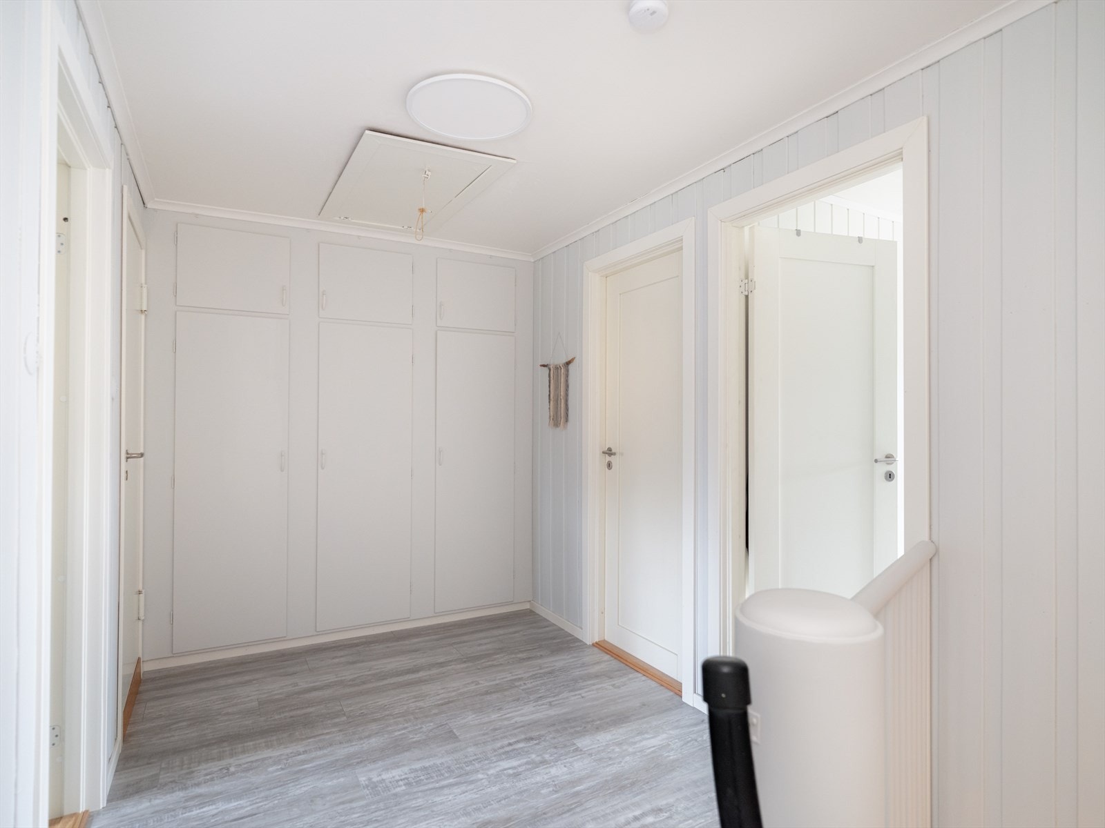 Godt med oppbevaringsplass også i plassbygde skap i trappegang. Malt trapp med folierte trinn mellom 1. etasje og 2. etasje. Galleribilde