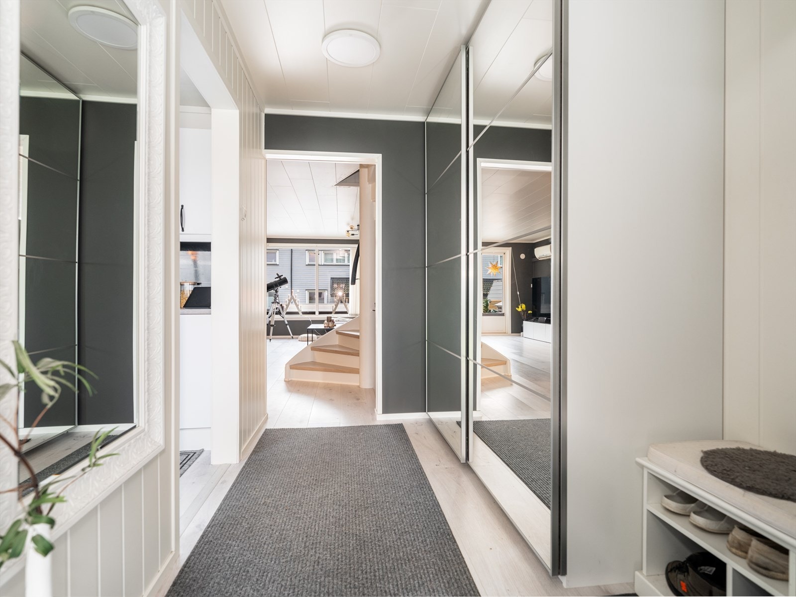 Pen og romslig entré med praktisk skyvedørsgarderobe og fin plass til øvrig oppbevaringsmøblement for sko- og yttertøy. Galleribilde