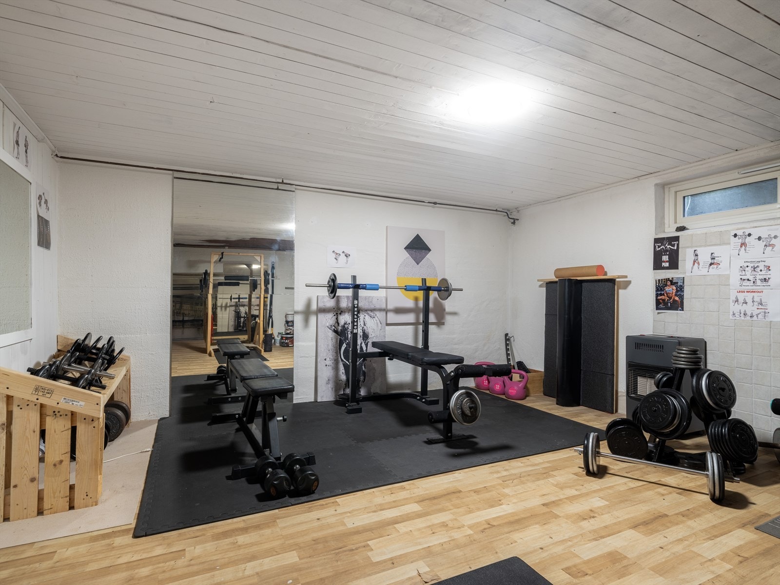 Deler av boligens kjeller, herunder gang, bad/vaskerom og treningsrom, er innredet og omgjort uten at dette er søkt om eller godkjent. Galleribilde