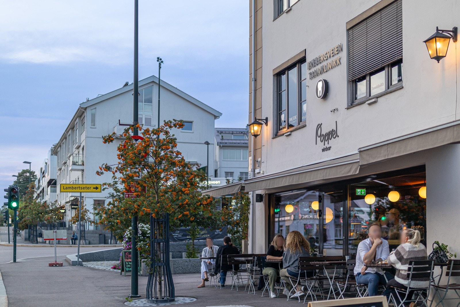 På Sæter finner du lokale Poppel vinbar Galleribilde