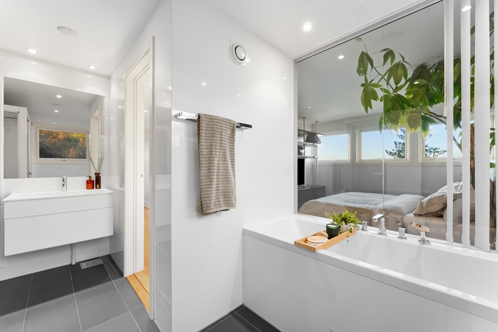 Lekkert spabad med badekar og steamdusj Galleribilde