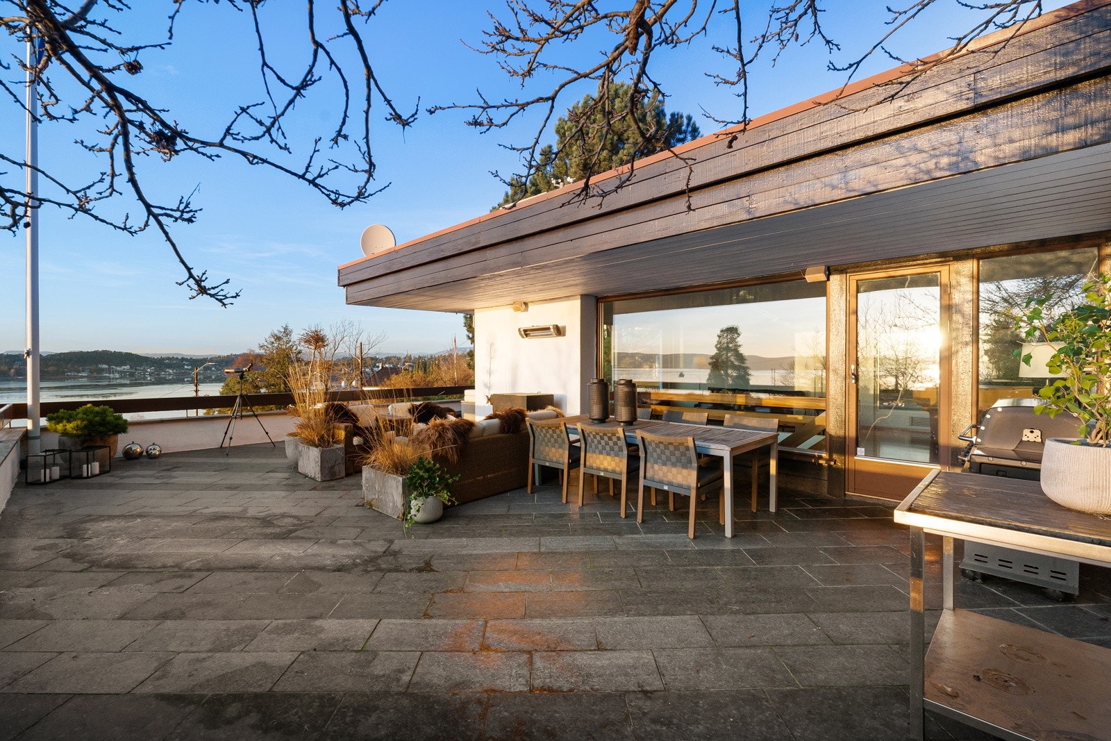 Skiferlagt takterrasse med gode solforhold og flott utsikt Galleribilde