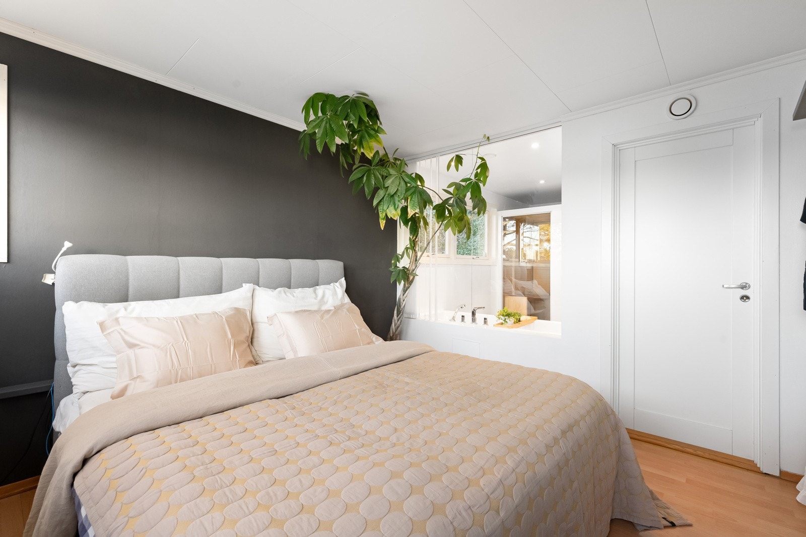 En-suite løsning med eget spabad i tilknytning til hovedsoverommet Galleribilde