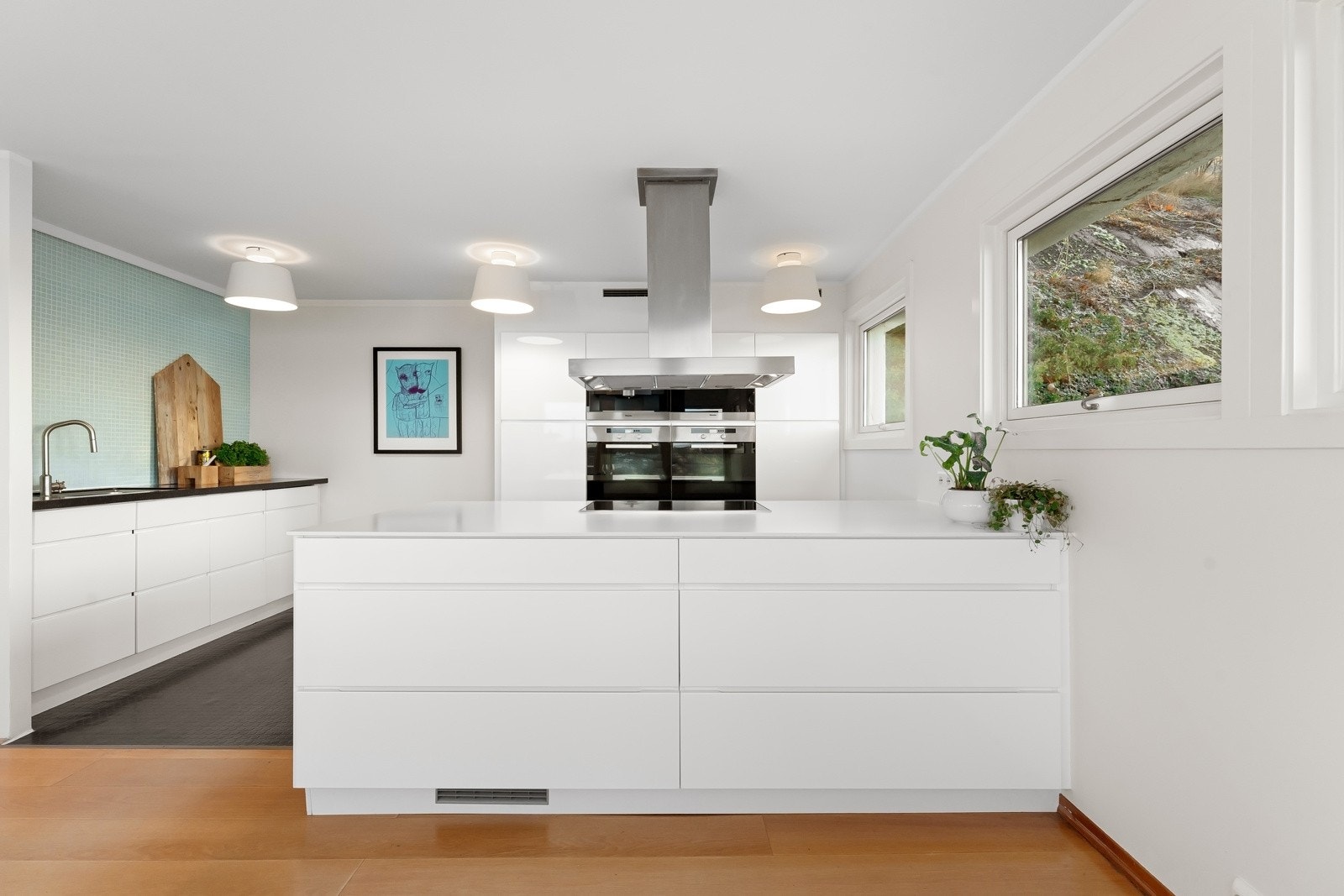 Velutstyrt kjøkken med moderne integrerte hvitevarer fra Miele. Oppvaskmaskin, kaffemaskin, dampovn, 2 stk stekeovner og kjøle-/fryseskap medfølger Galleribilde
