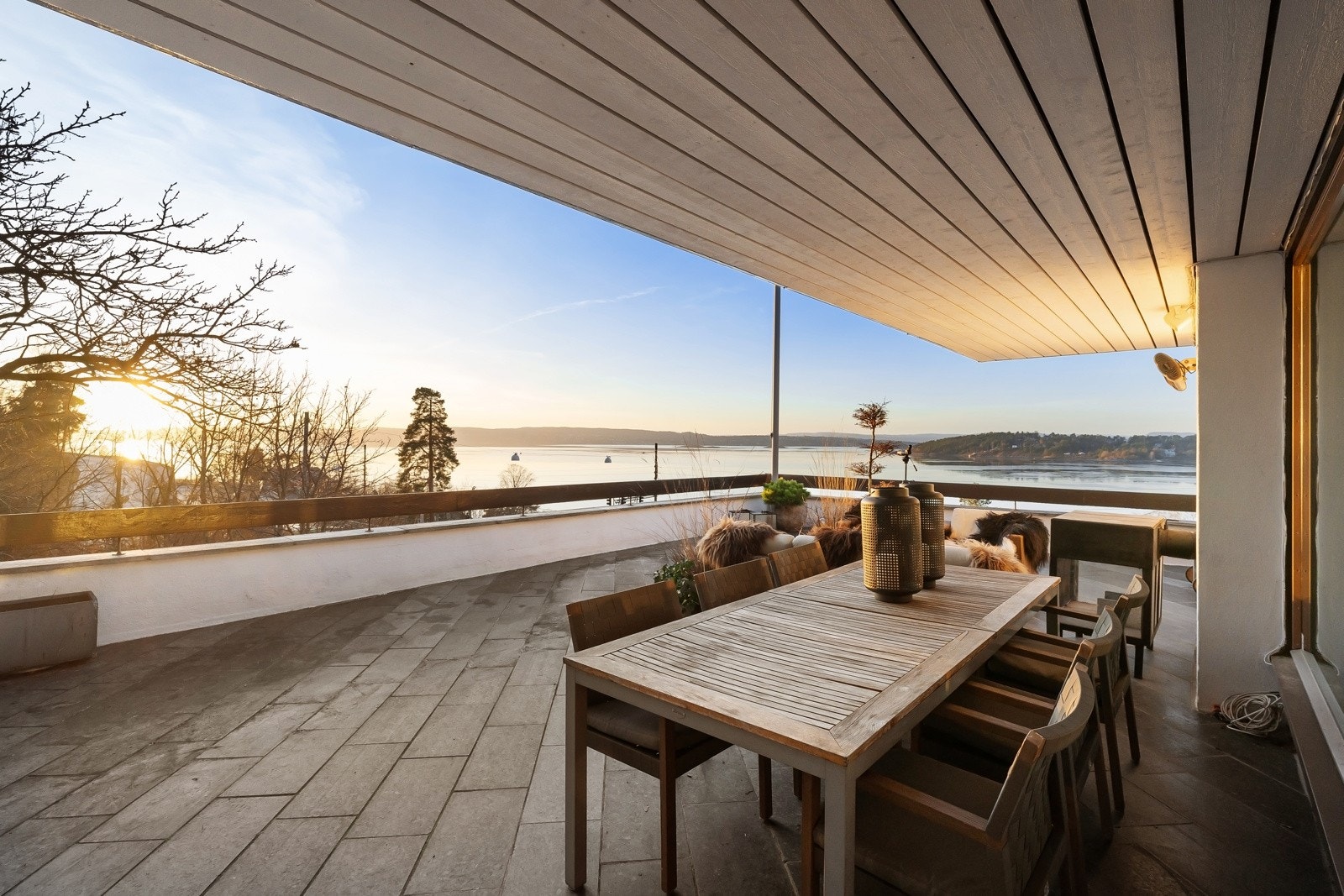 Utgang fra stuen til sydvestvendt takterrasse på hele 90 kvm Galleribilde