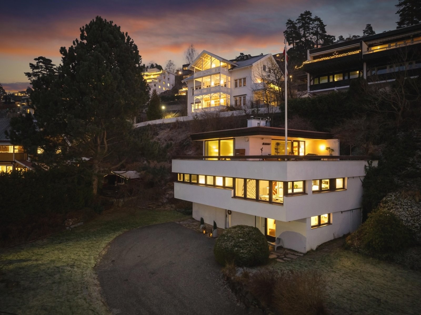 Arkitekttegnet enebolig med sjønær beliggenhet i Nordstrandskråningen Galleribilde