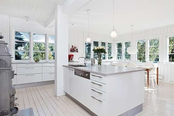 Romslig kjøkken med kjøkkenøy og god spiseplass Galleribilde