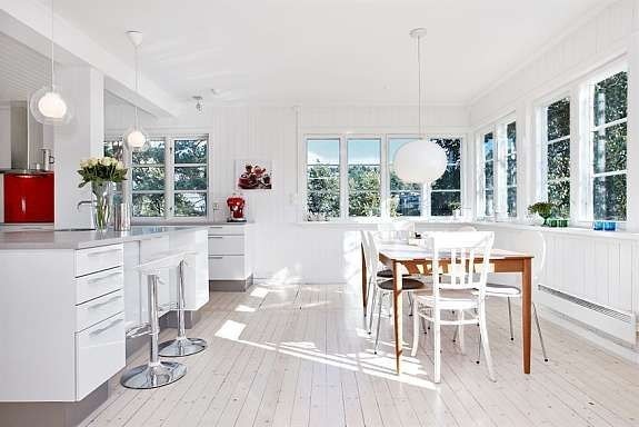 Spiseplass med mye vinduer og gode lysforhold Galleribilde