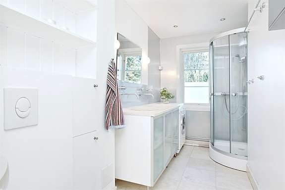 Romslig bad med servant, wc og dusjkabinett Galleribilde