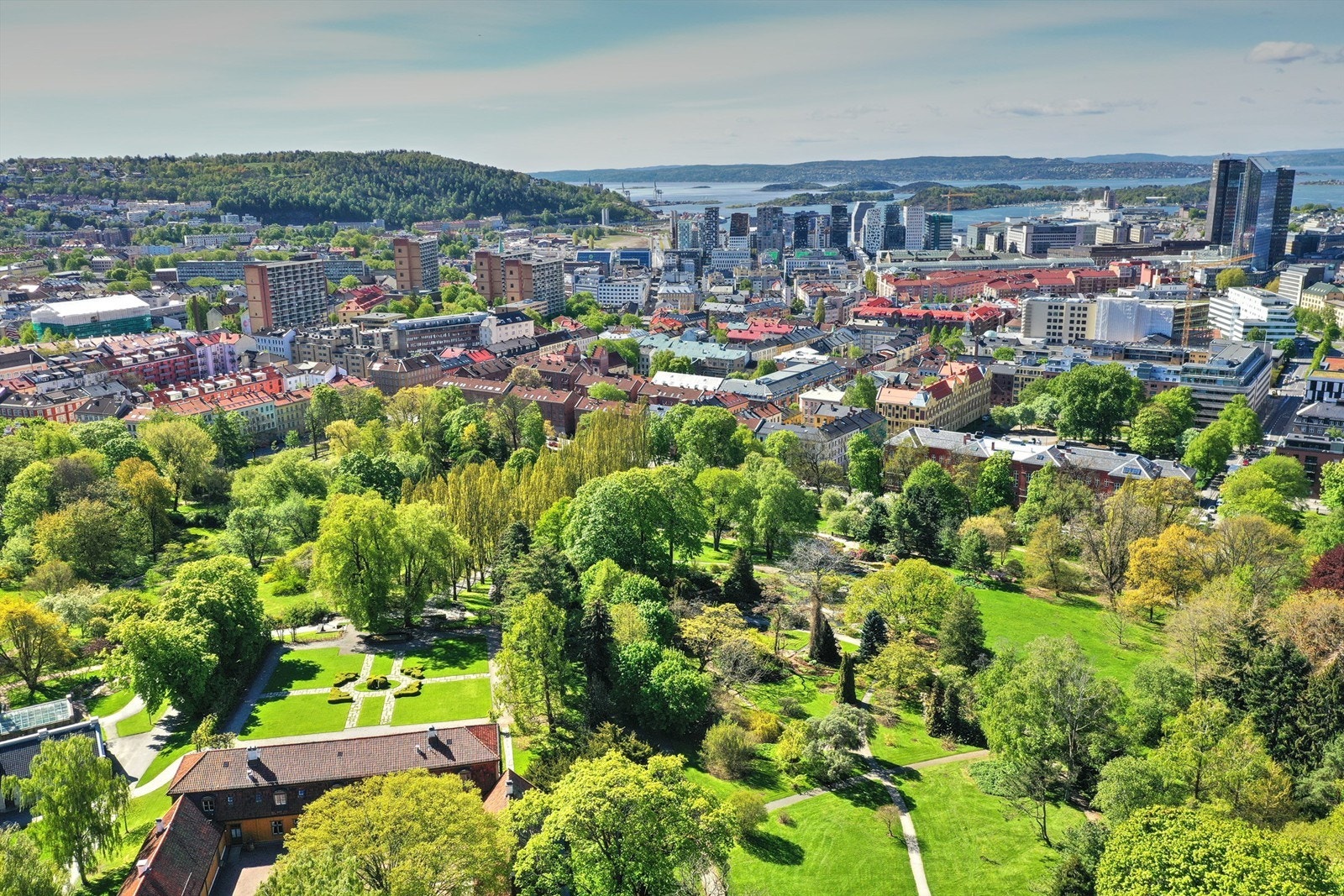 Tøyen mot Bjørvika og Oslofjorden - med botanisk hage og Tøyen Hovedgård i front Galleribilde