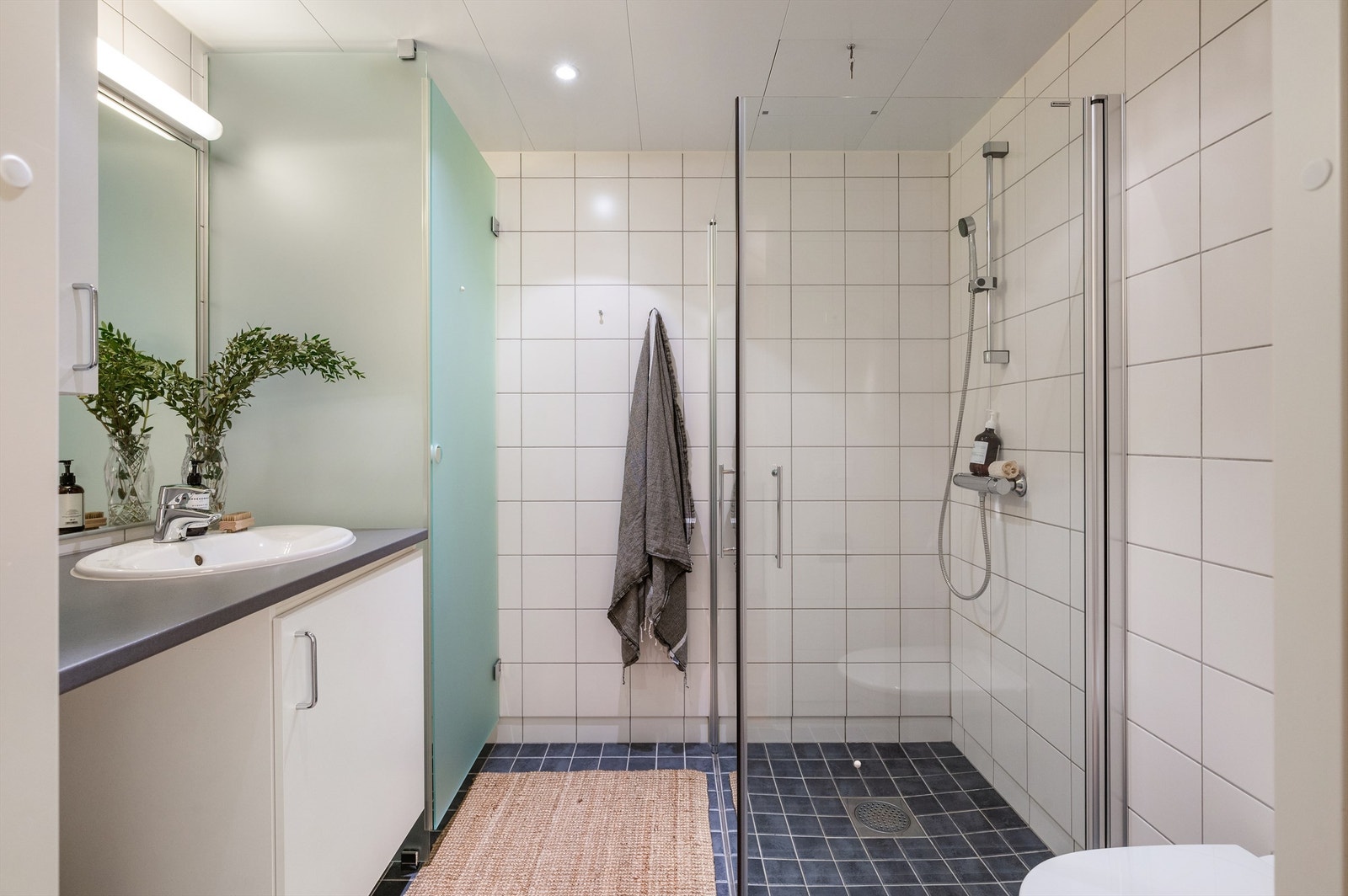 Innbydende og meget romslig bad med varme i gulv og downlights i himling Galleribilde