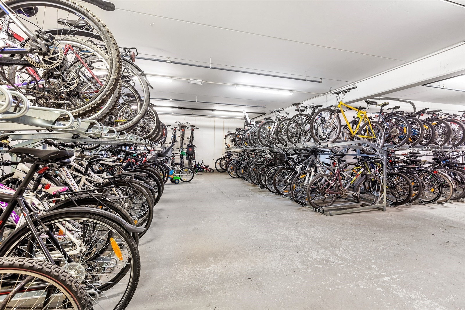 I garasjen er det to, felles sykkelparkeringer. Videoovervåket. Galleribilde