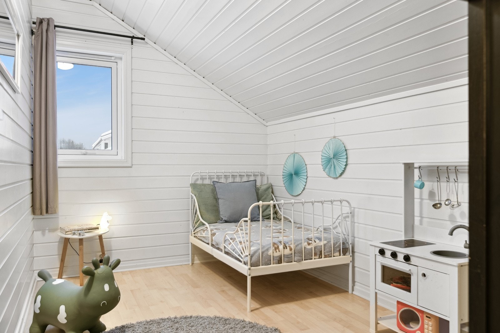 I loftsetasjen er det 2 soverom av god størrelse. Det minste på 8 kvm. Galleribilde