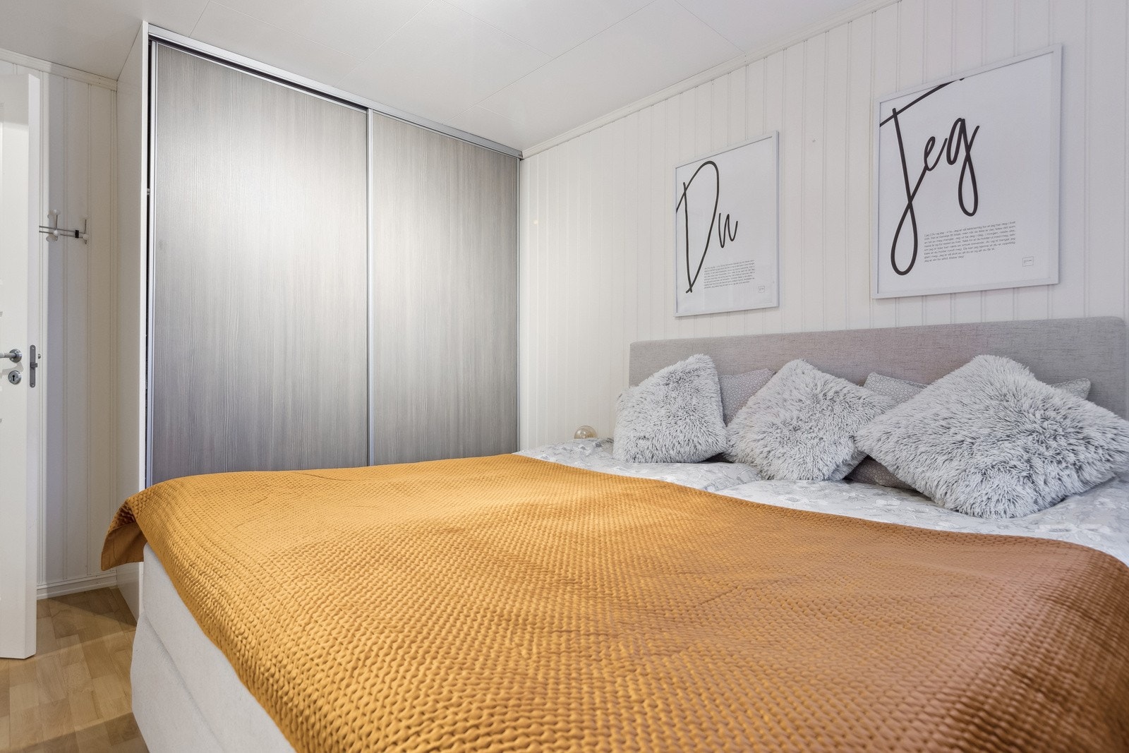 På soverommet har du rikelig med plass til garderobe. Galleribilde