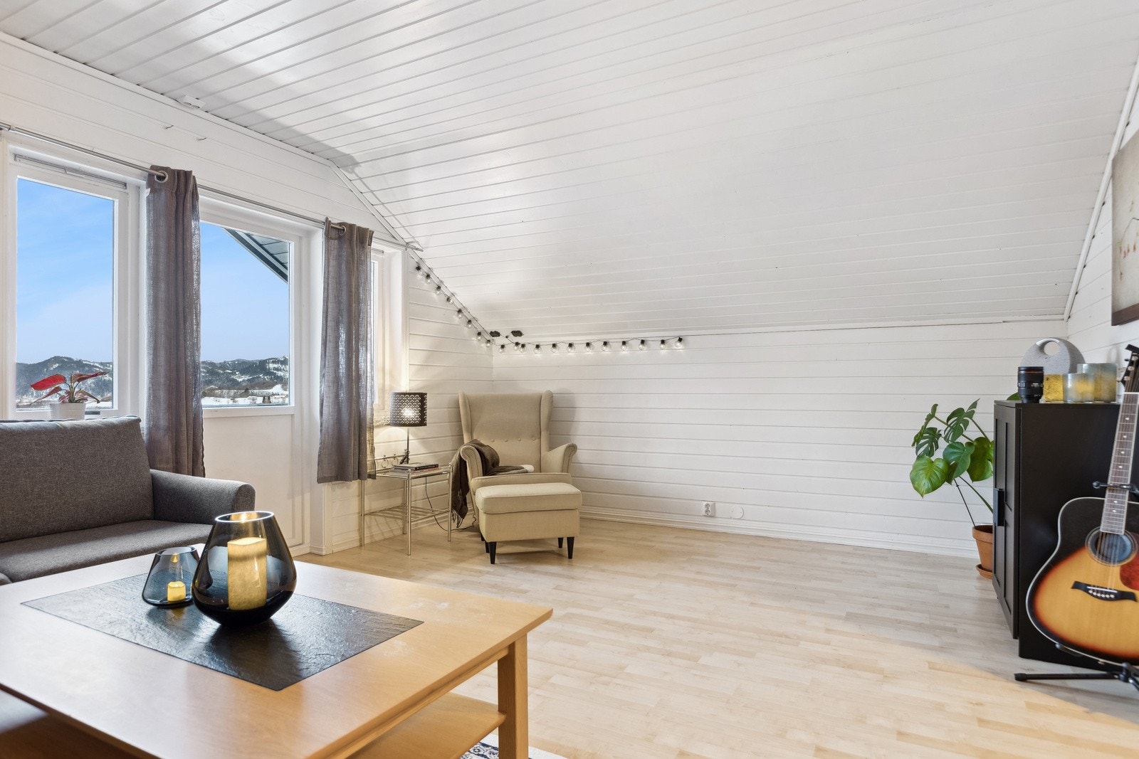 Fra loftstuen er det utgang til en lekker balkong med gode utsiktsforhold. Galleribilde