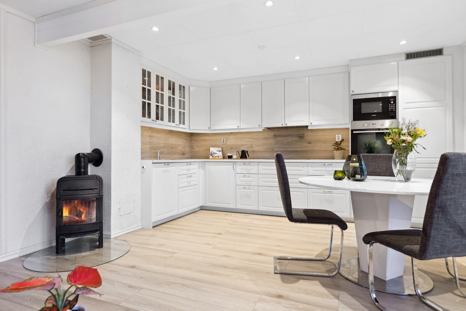 I boligen finnes det en praktisk peis som gir en god og lun varme på kaldere dager. Galleribilde