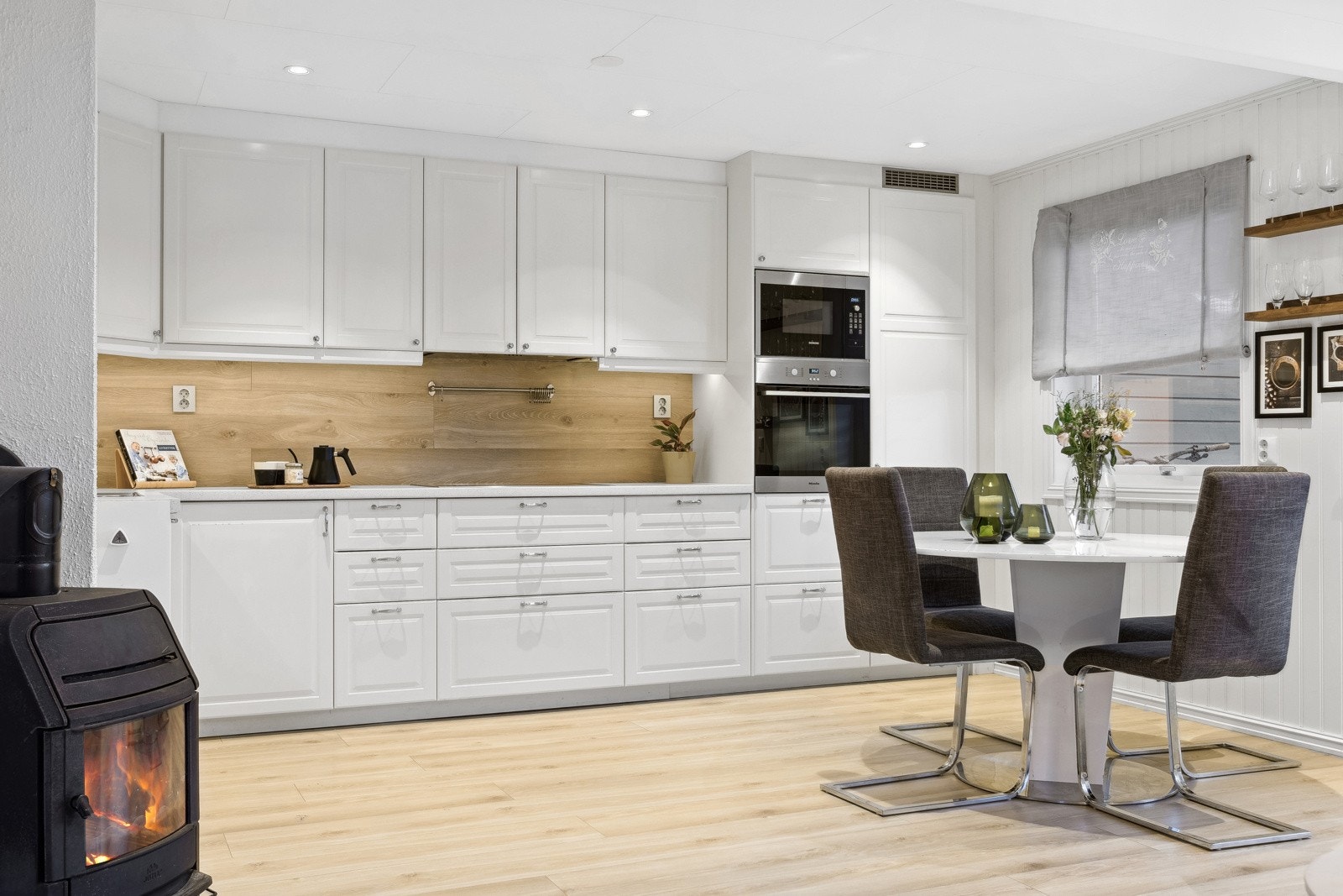 Kjøkkenet har et stilig og tidløst preg med en lys innredning. Galleribilde