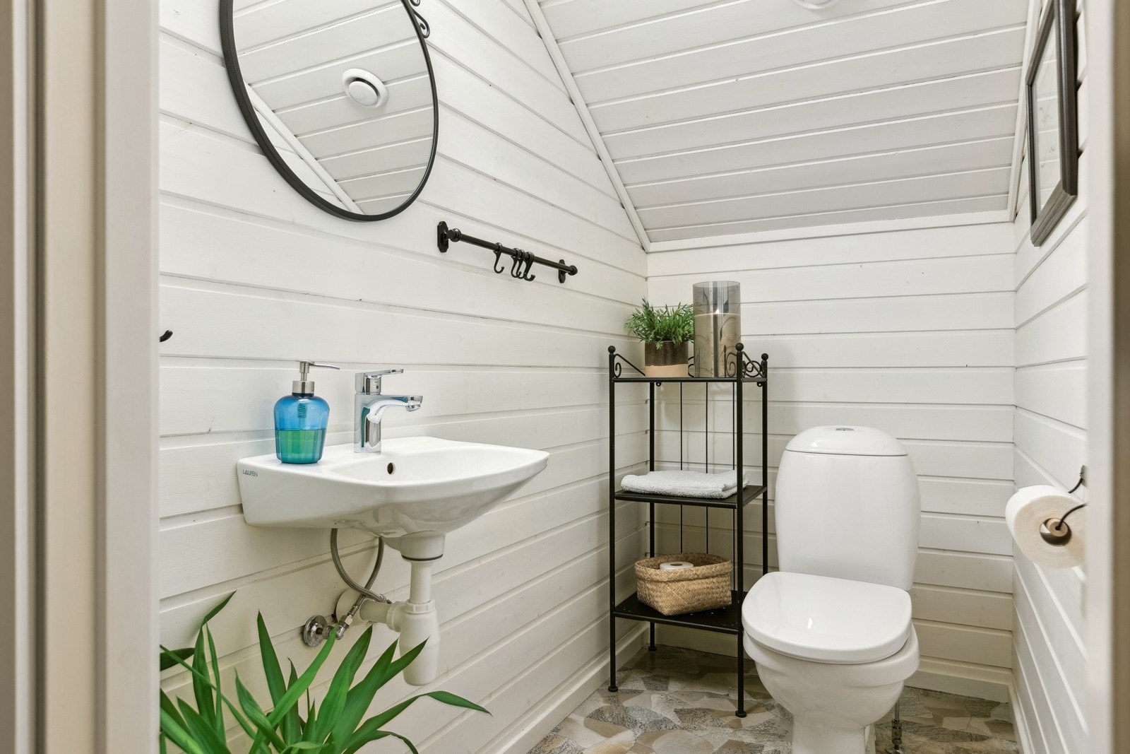 Toalettrom i loftsetasje. Galleribilde