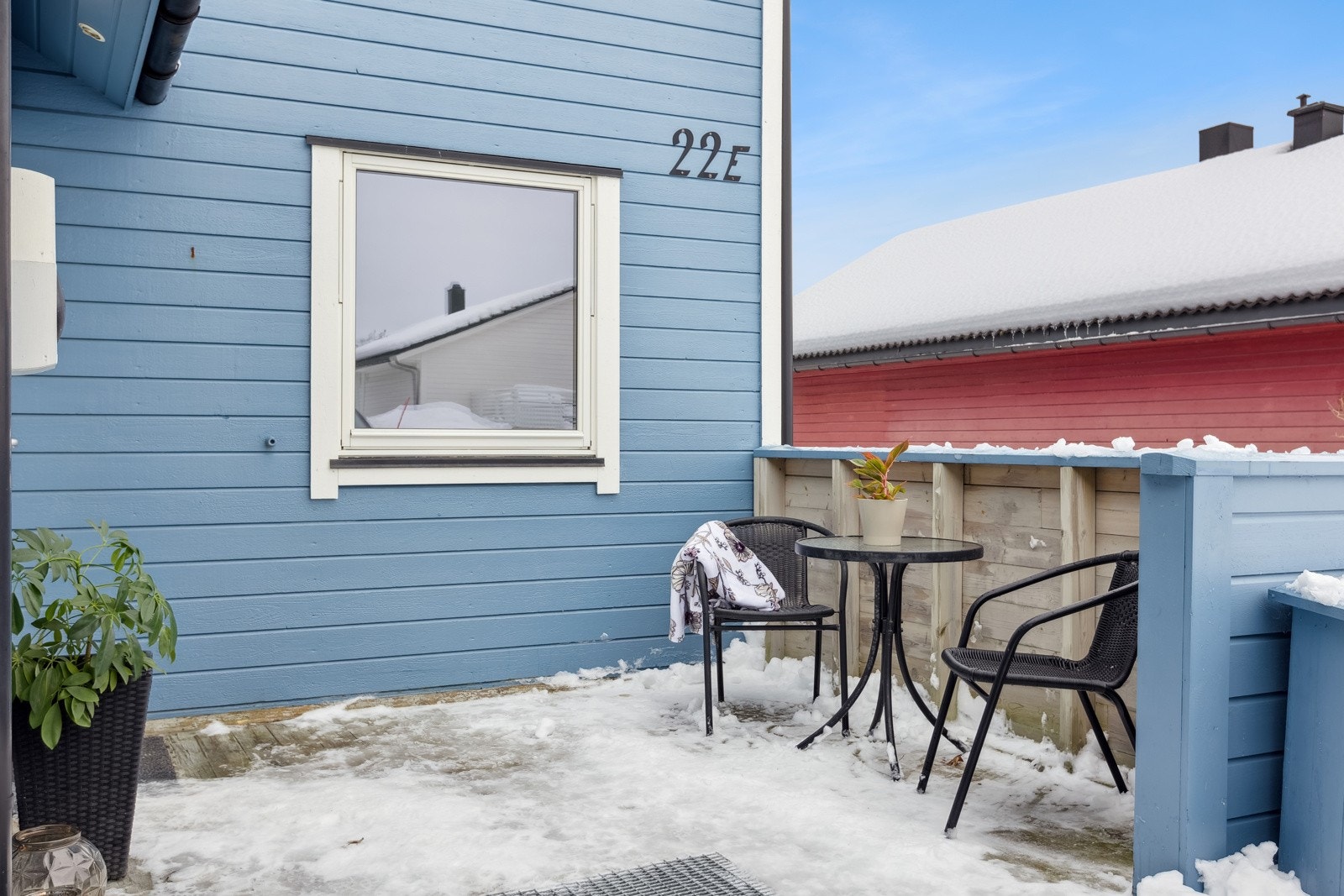 Boligen ligger i et rolig nabolag noe som gir en behagelig hverdag. Galleribilde