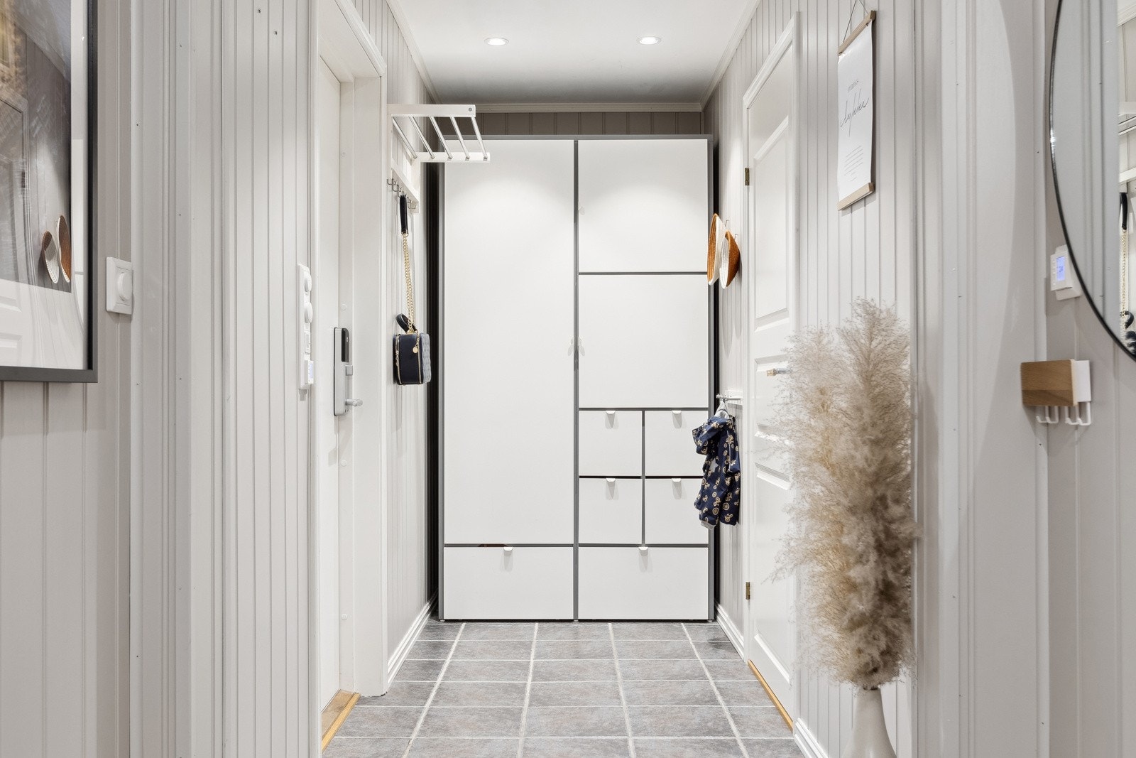 Gangen er innbydende og fordeler boligens soner på en praktisk måte. Galleribilde