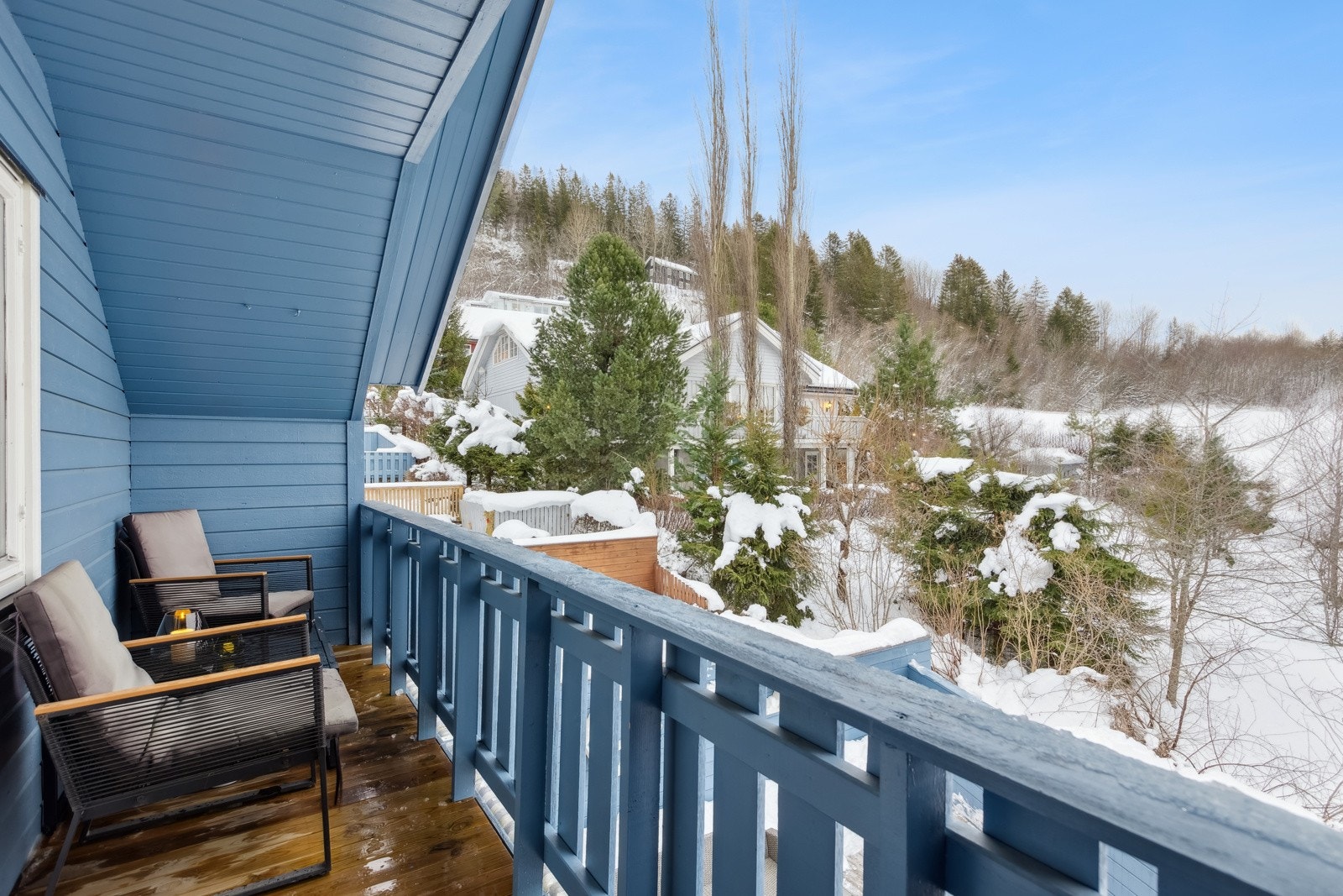 Balkong med utgang fra loftsstue. Galleribilde