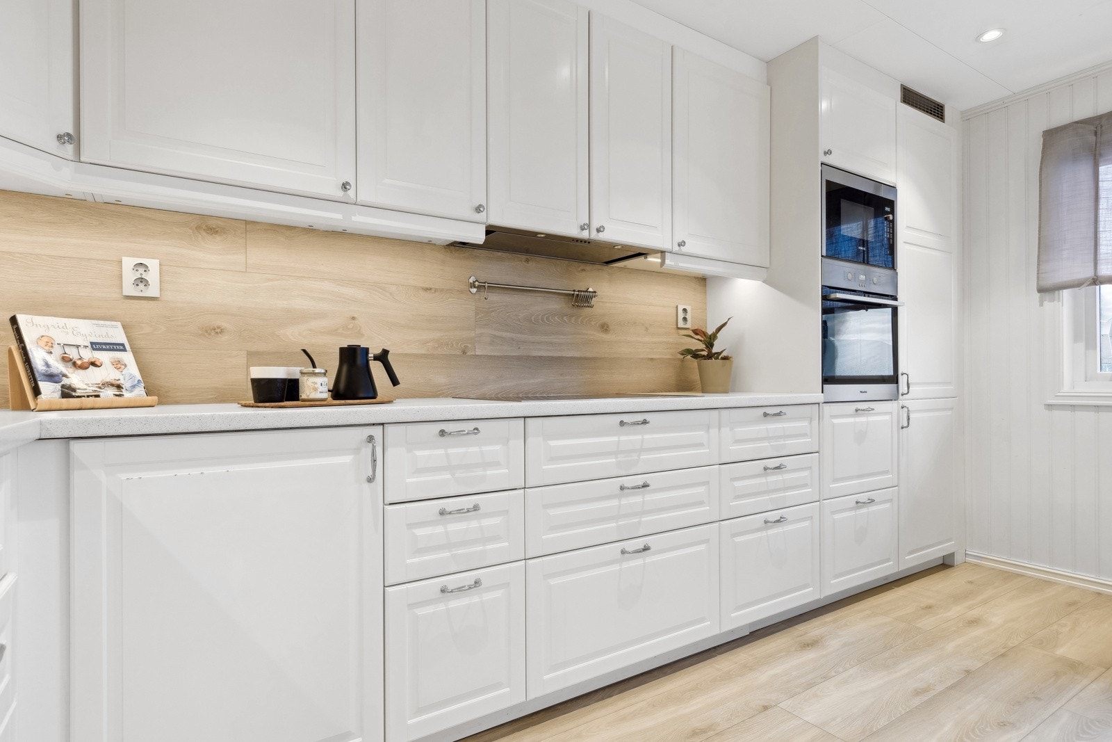 Leiligheten har en gjennomgående følelse med lysinnslipp og en lys atmosfære. Galleribilde