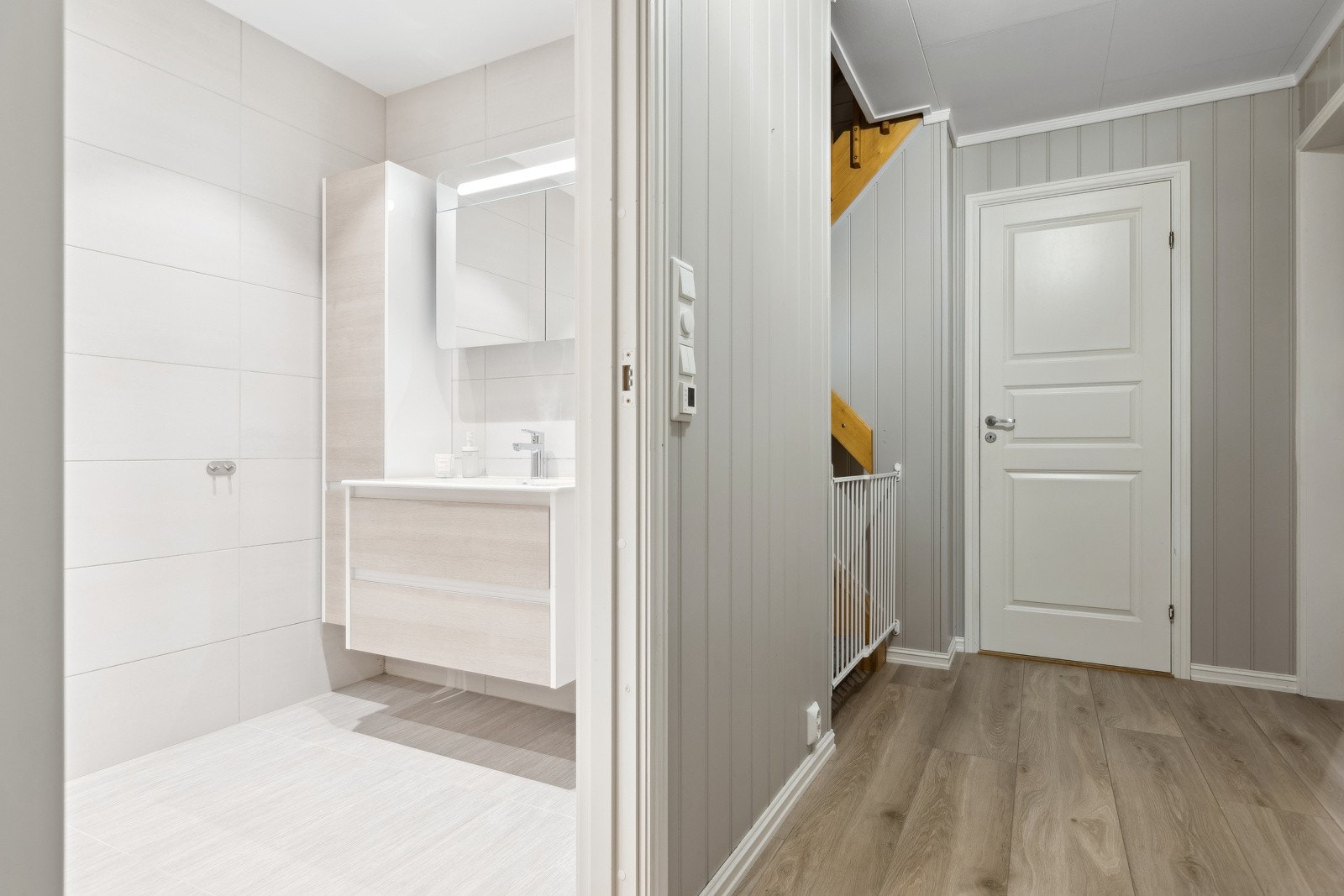 Badet ligger praktisk plassert i boligen. Galleribilde