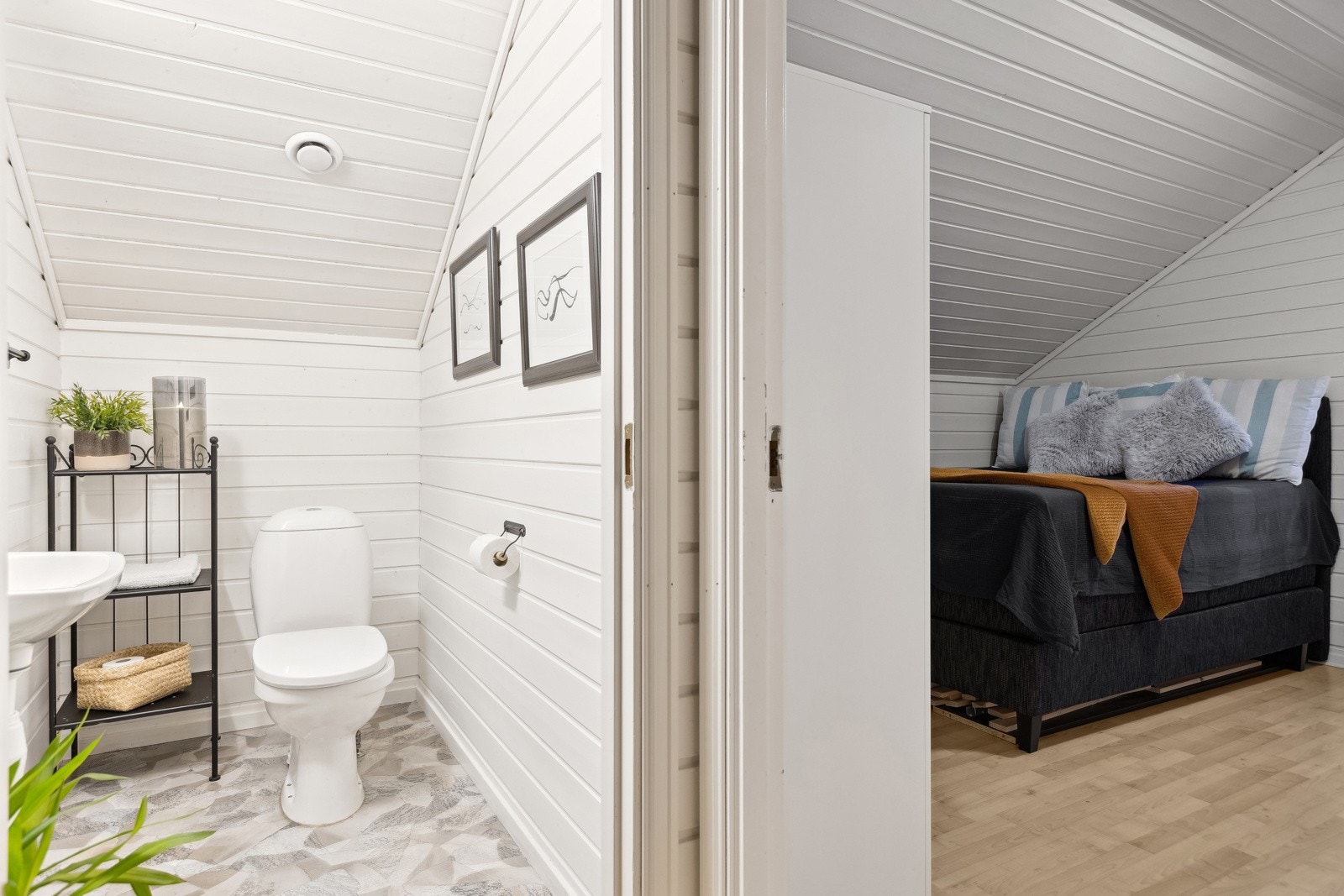 Det er et eget toalettrom praktisk plassert ved soverommene i loftsetasjen. Galleribilde