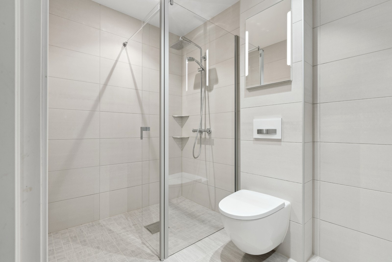 Badet har et dusjhjørne med dører. Galleribilde