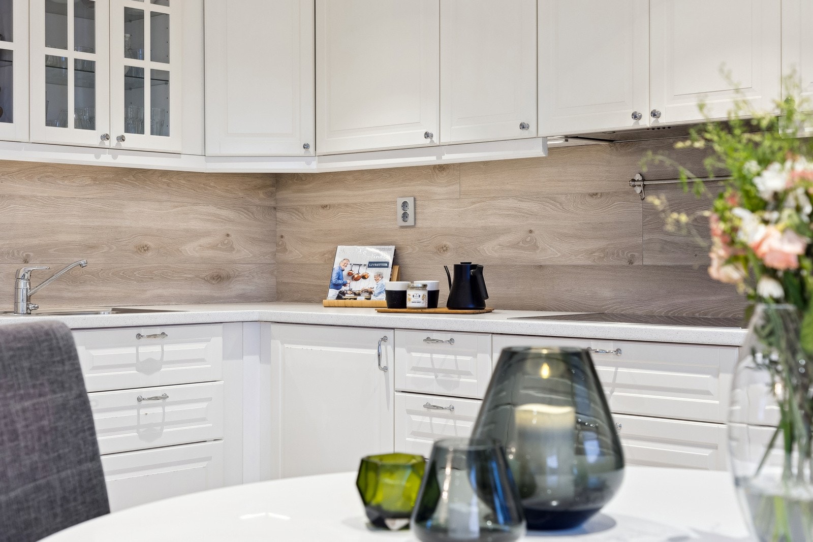 På kjøkkenet er det rikelig med skap- og benkeplass. Galleribilde