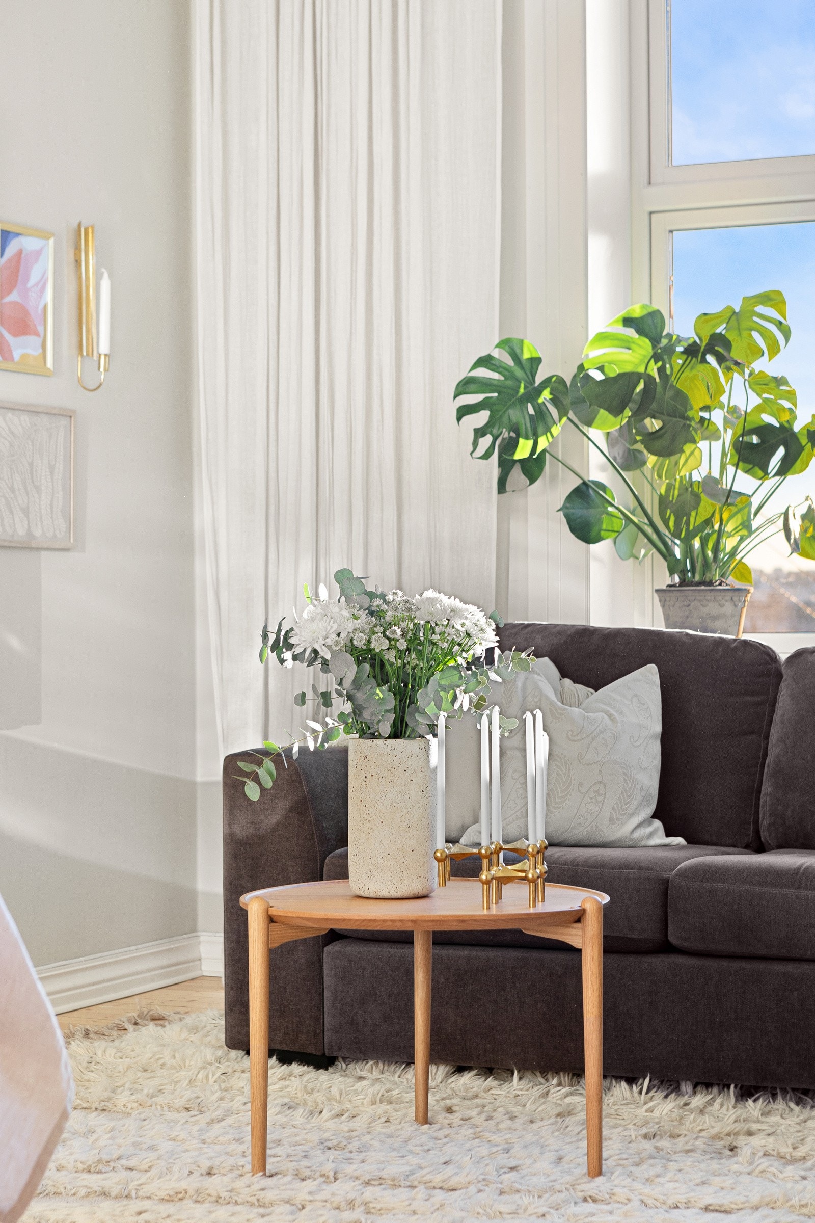 Fra vinduet i stuen strekker utsikten seg sydøstover mot byen. Galleribilde