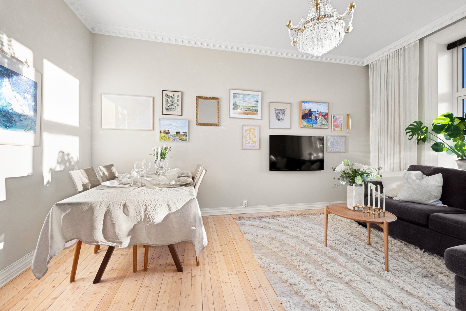 Rommet har luftig takhøyde og får rikelig med dagslys fra et stort krysspostvindu vendt mot sydøst. Galleribilde