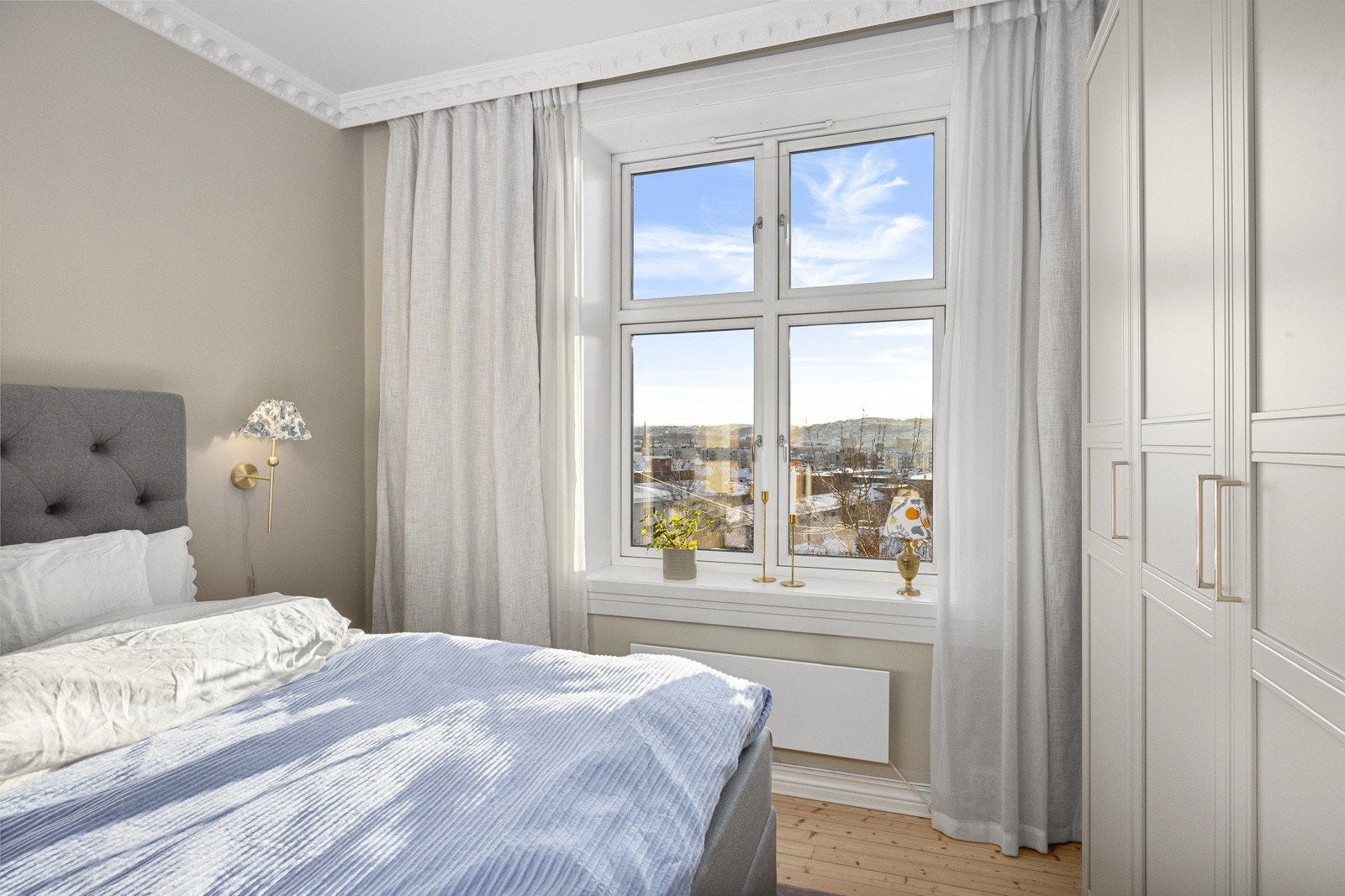 Vinduene i leiligheten er fra 2006, i original stil og med dyp karm. Galleribilde