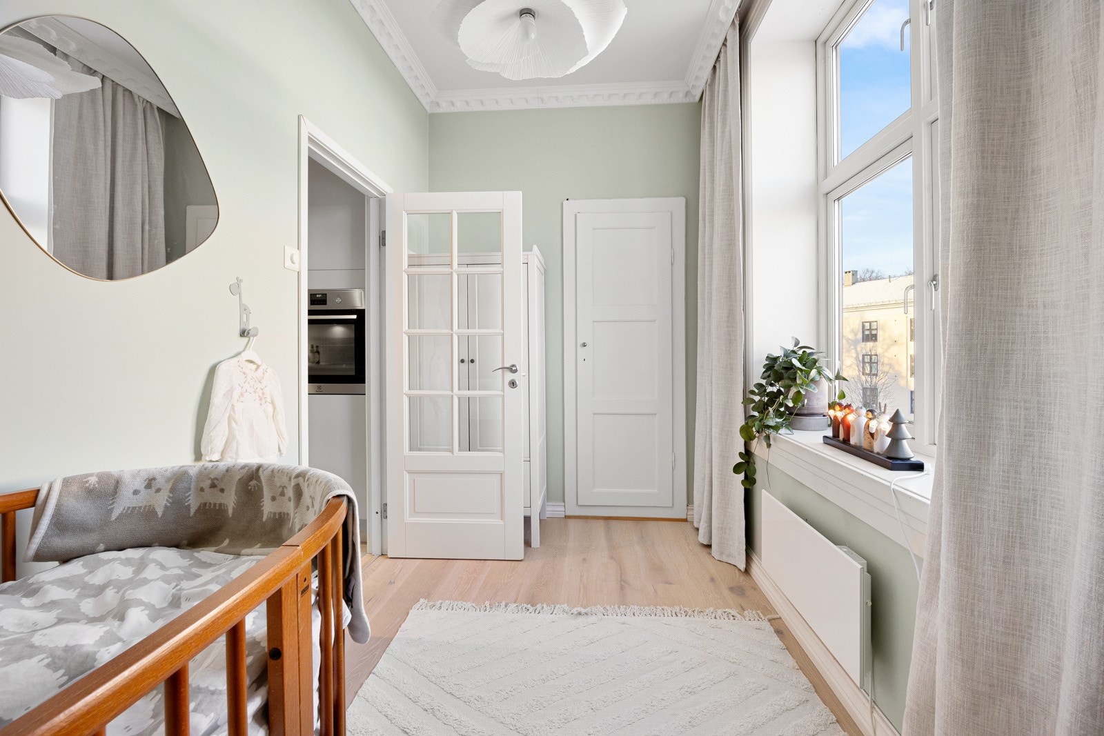 Det minste soverommet har inngang via dør med glassfelt, adkomst til en bod og utsyn til en nydelig bakgård i nordvest. Galleribilde