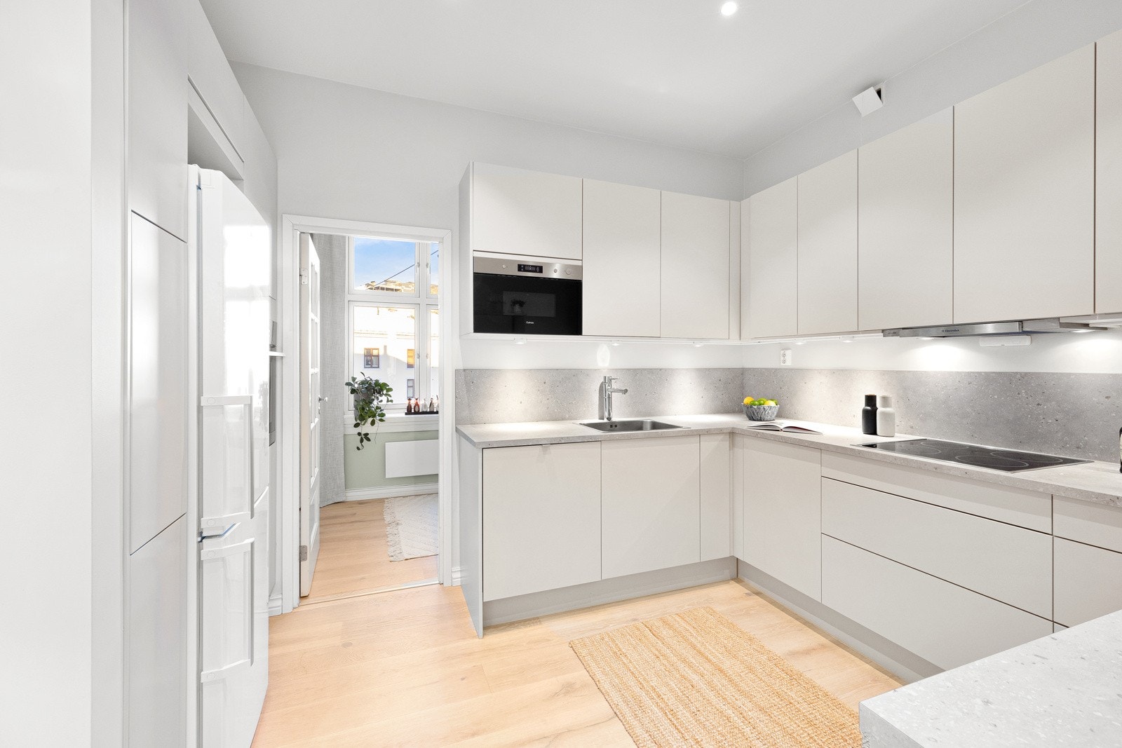 Kjøkkenet har integrert platetopp, mikrobølgeovn, oppvaskmaskin og en kullfilterventilator. Galleribilde