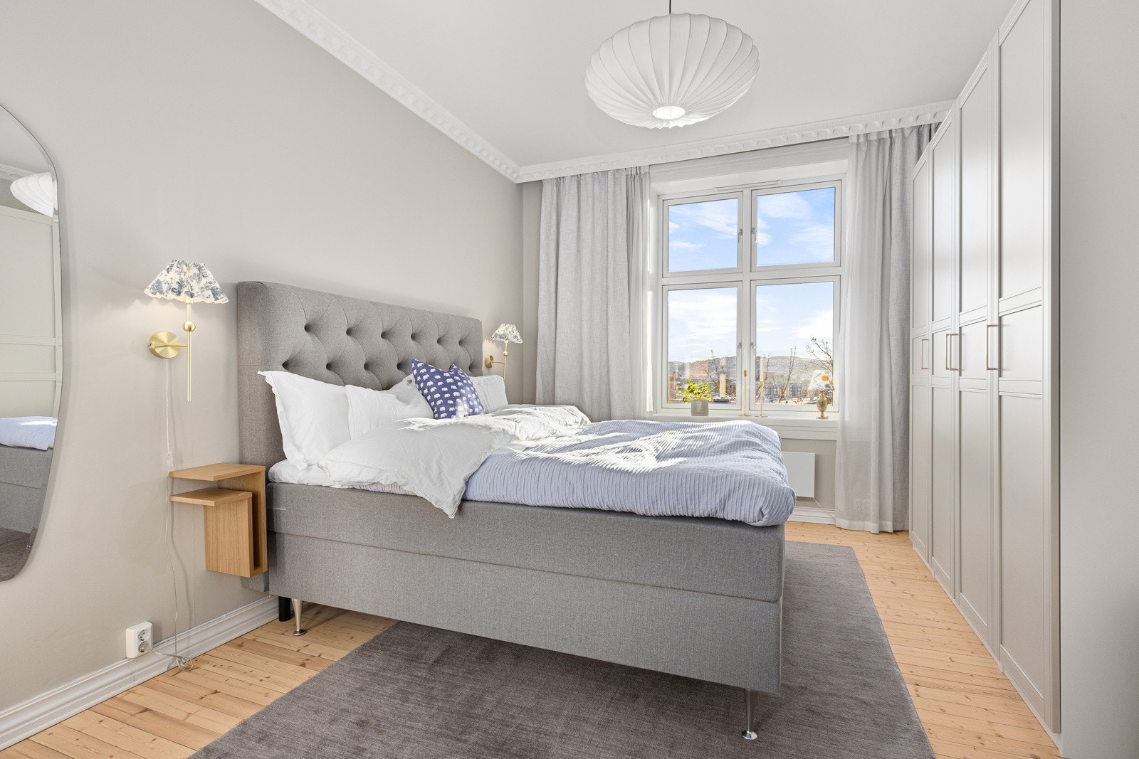 Hovedsoverommet er innredet med firedørs garderobeskap og har god plass til dobbeltseng, nattbord og mer. Galleribilde