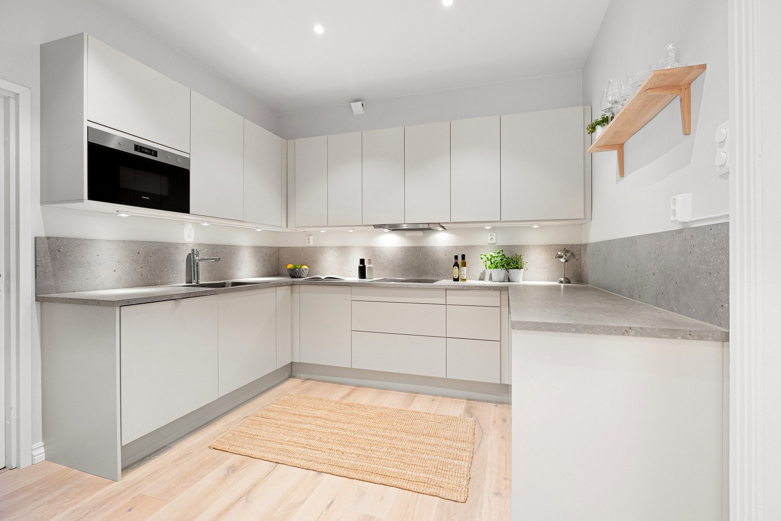 Kjøkkenet fikk ny innredning i 2021, med arbeidssone plassert i U-form, pluss én vegg med høyskap. Galleribilde