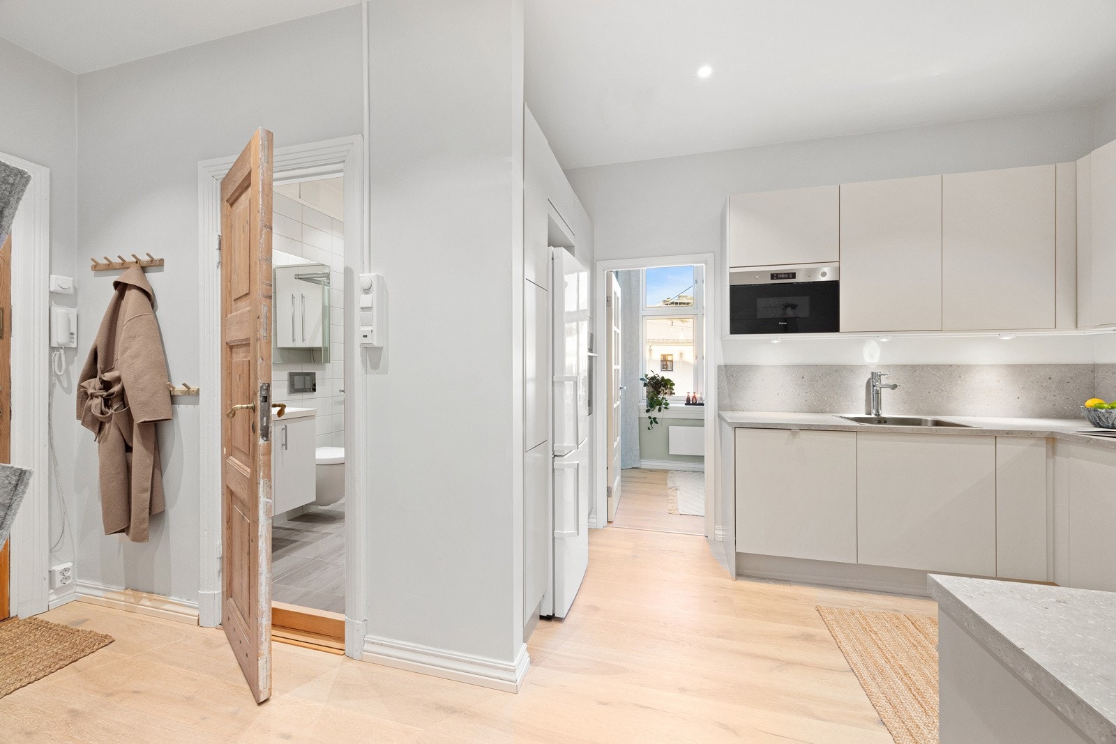 Plasseringen i åpen løsning med entreen, gir et godt førsteinntrykk og en ekstra sosial sone. Galleribilde