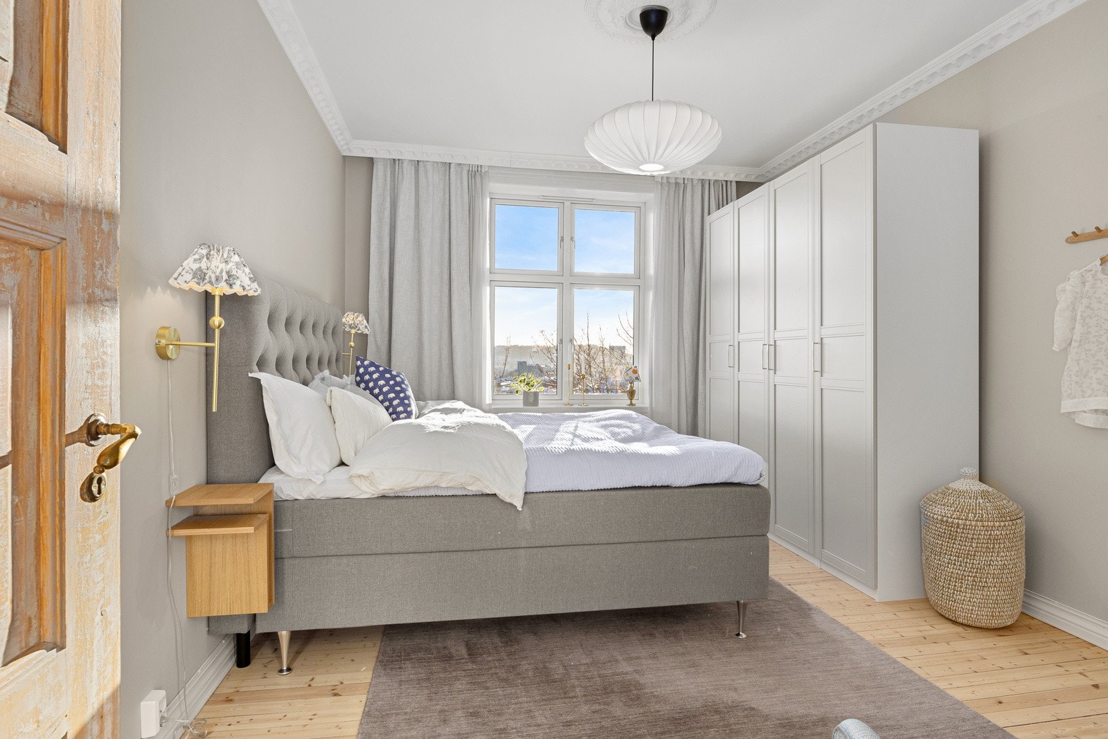 Hovedsoverommet er lyst og luftig med vidstrakt utsikt og romslig størrelse. Galleribilde