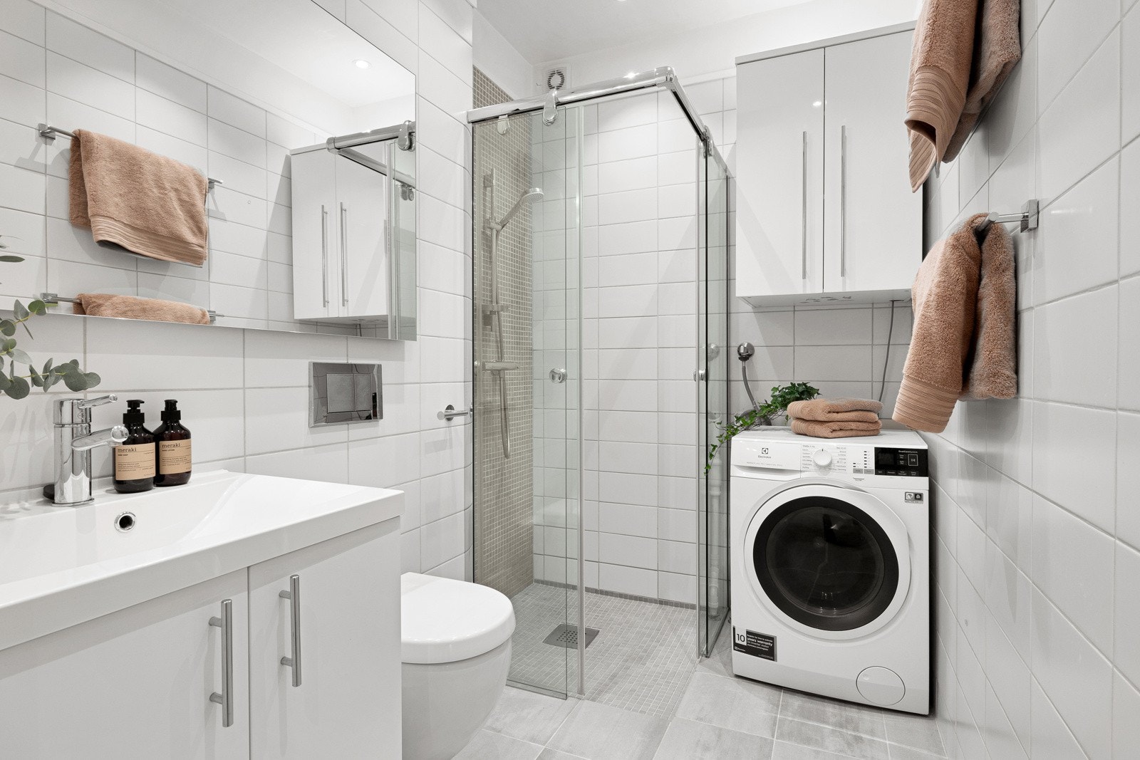 Badet ble pusset opp i 2010 og fremstår som pent og praktisk, med opplegg for vaskemaskin. Galleribilde