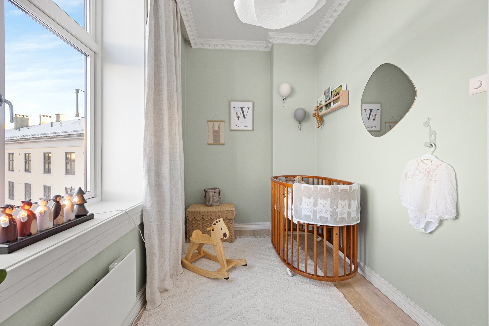 Leiligheten er velholdt og pen med nyere enstavs parkettgulv i kjøkken, entré og det minste soverommet. Galleribilde