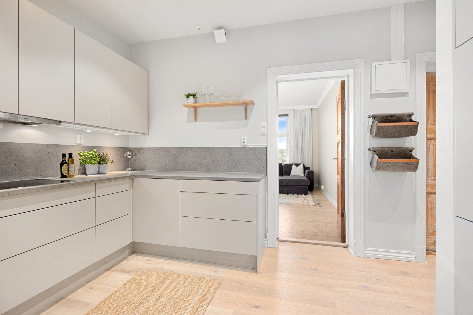 Fra kjøkkenet er det inngang til stuen via trehvit dør. Galleribilde